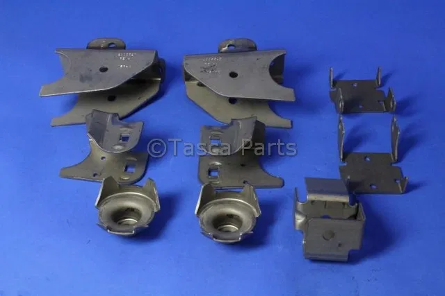 Axle Mounting Bracket Kit - Mopar (P5160042)